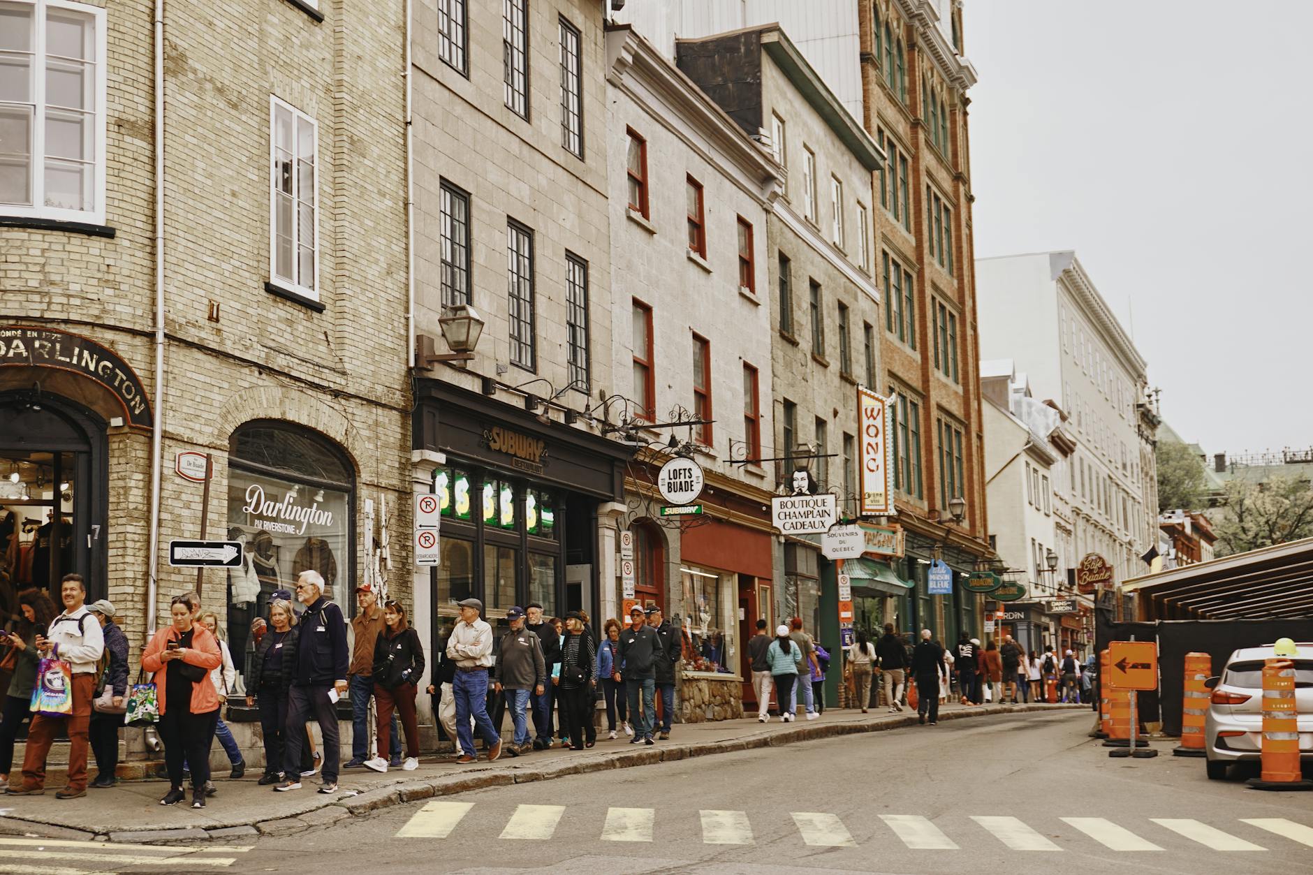 Ruchliwa, zabytkowa ulica z kamienicami i pieszymi latem